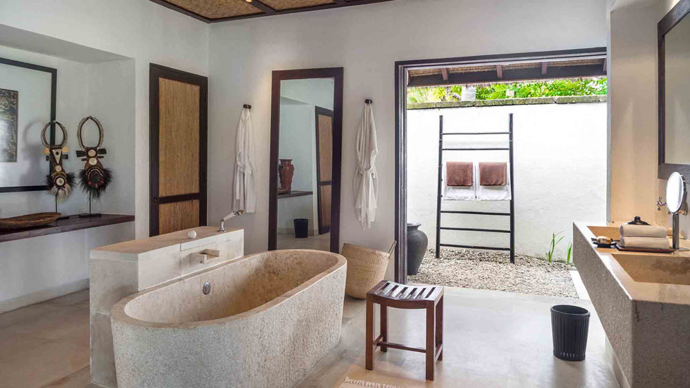 Sira Beach House - Beach bedroom one ensuite bathroom